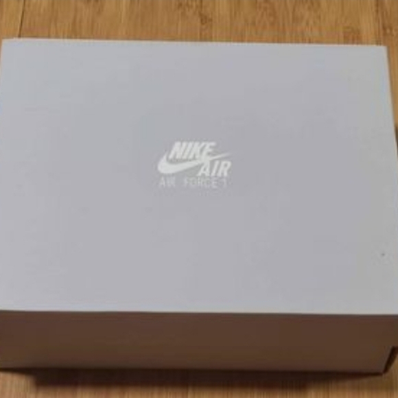 Nike Air Force 1 LV8 'Velcro' Youth 4 (Like new in box) - Picture 7 of 8